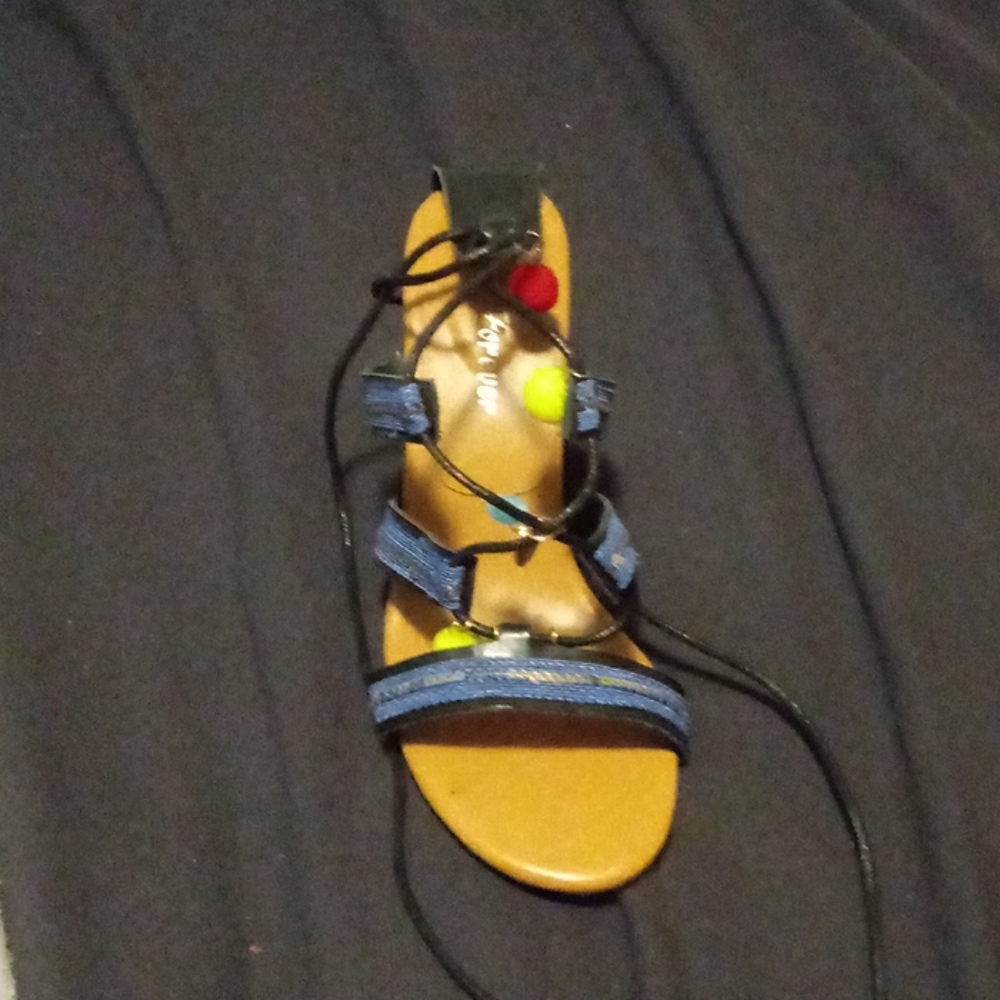 Lace up hanging details sandal